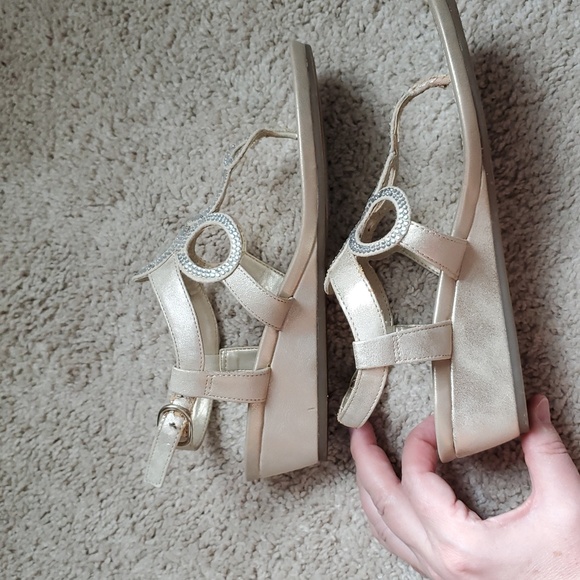 Bandolino Wedge Sandals Metallic 6 - Picture 4 of 8